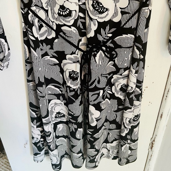 BLU Heaven Black and White Floral Empire Dress V Neck Tie at Waist Wide Sleeve M - Picture 7 of 12